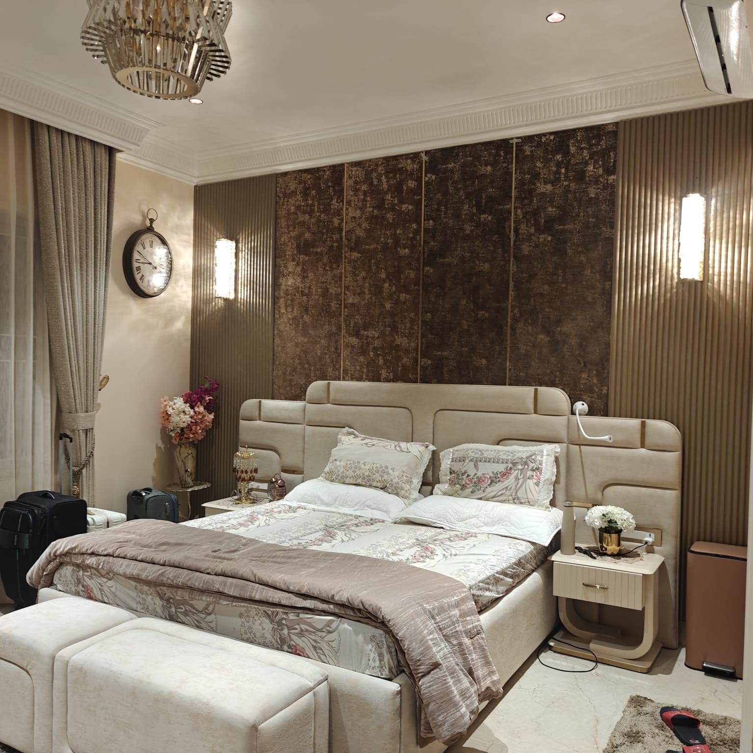 Luxury master bedroom with textured wall — INKA interior design