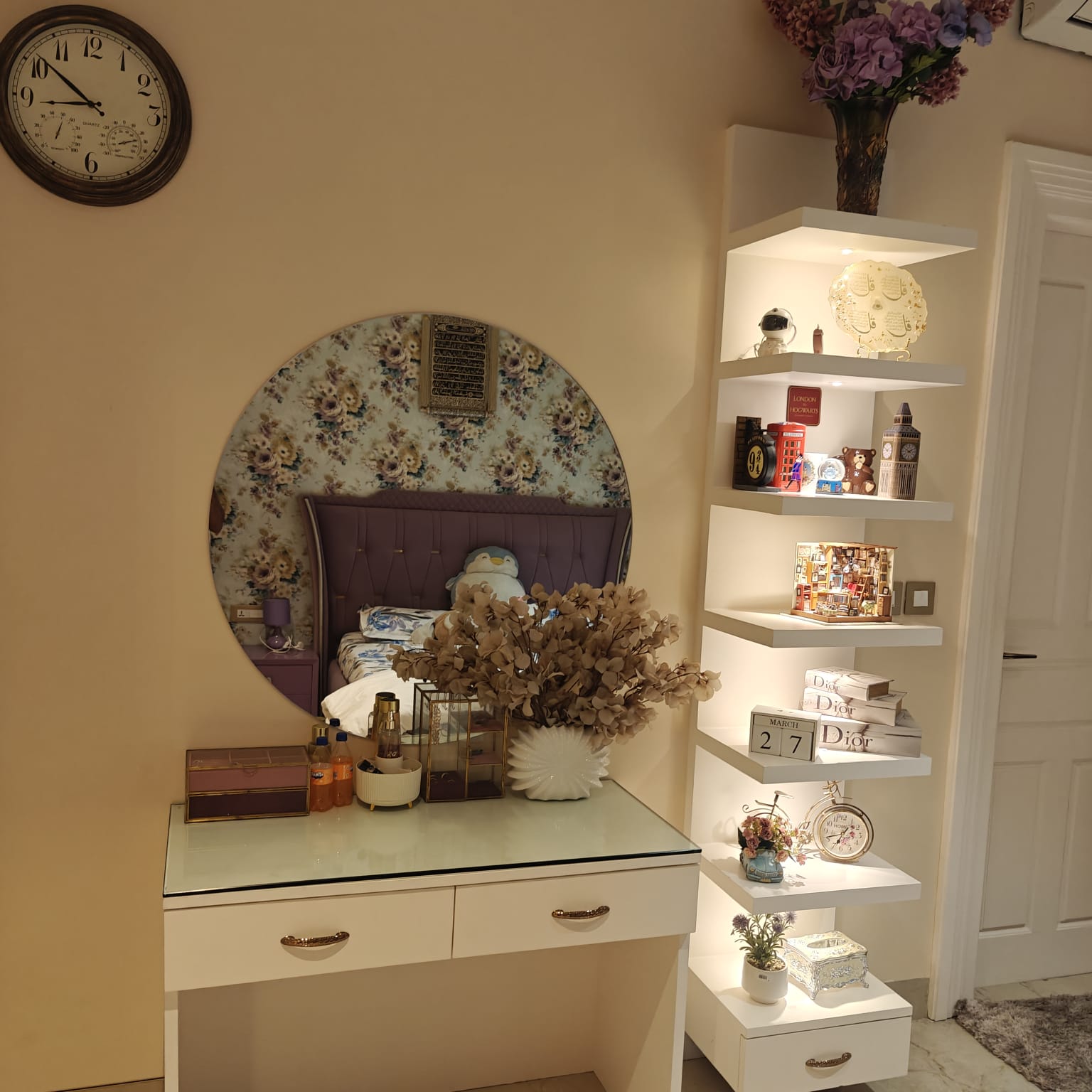 Dressing table and display shelf — INKA bedroom interior